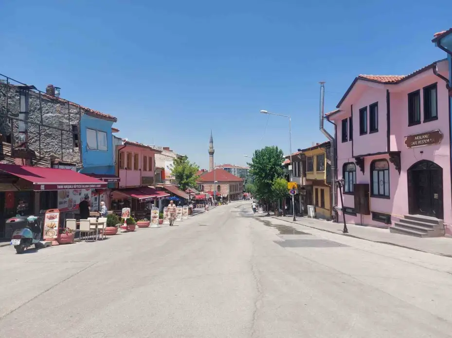 Tarihi Odunpazarı bölgesi esnafı umudunu yaz sonuna bağladı