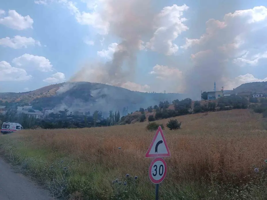 Sivas’ta çıkan yangında 12 ev zarar gördü, alevler ormana sıçramadan kontrol altına alındı