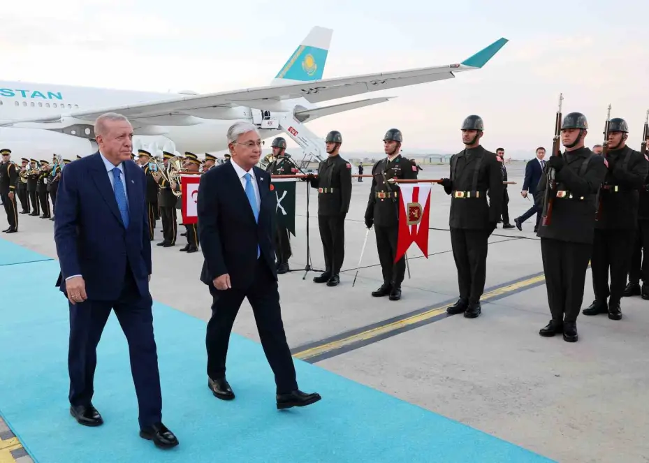 Cumhurbaşkanı Erdoğan, Kazakistan Cumhurbaşkanı Tokayev’i törenle karşıladı