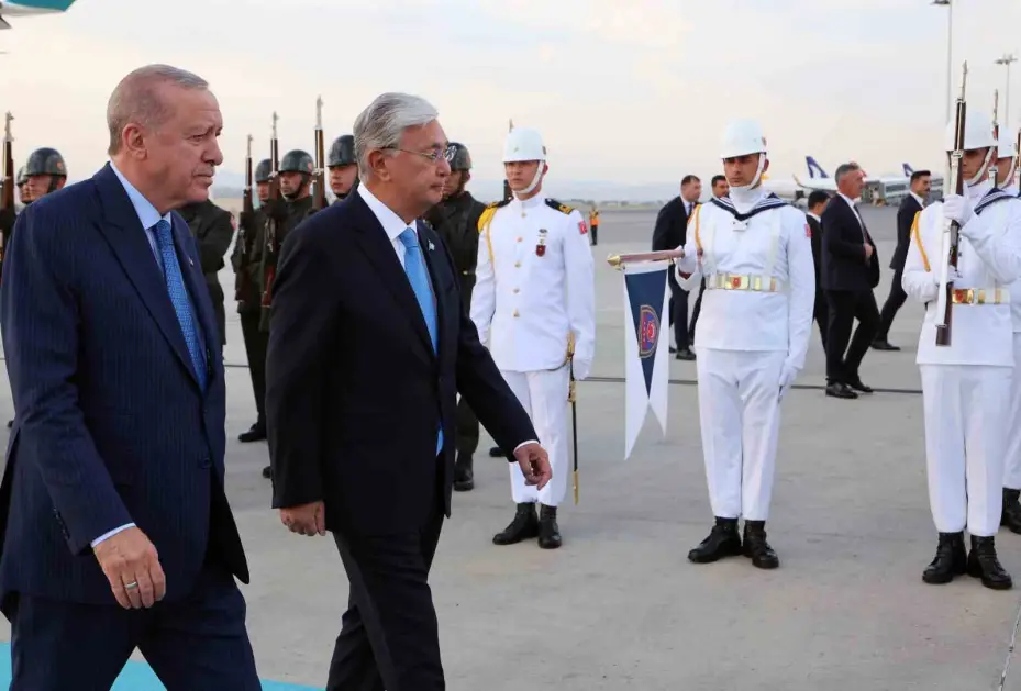 Cumhurbaşkanı Erdoğan, Kazakistan Cumhurbaşkanı Tokayev’i törenle karşıladı