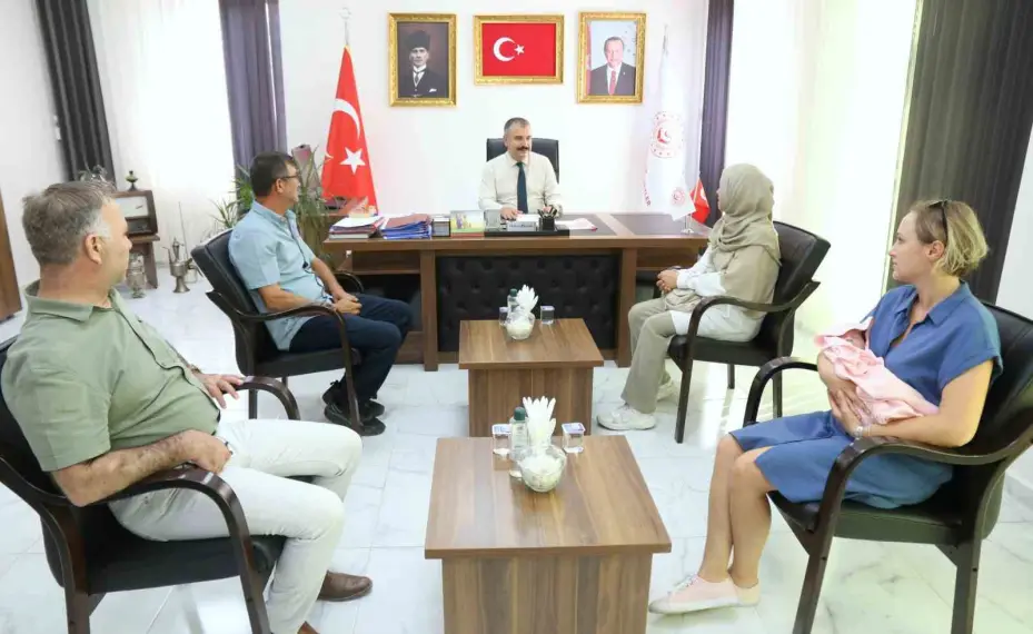 Bir haftalık bebek kurumlara girmeden koruyucu ailesiyle buluştu