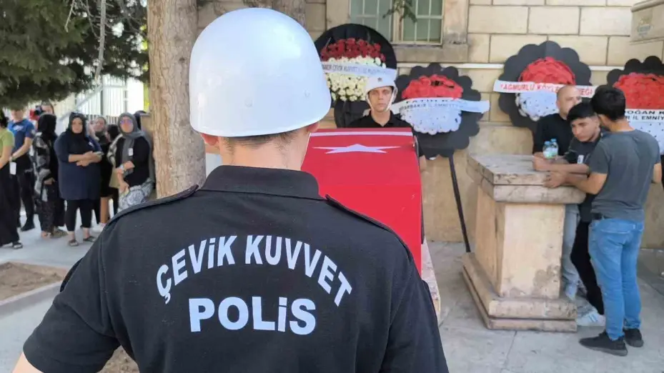 Bir aylık yaşam mücadelesini kaybeden polis memuru son yolculuğuna uğurlandı
