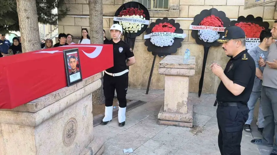 Bir aylık yaşam mücadelesini kaybeden polis memuru son yolculuğuna uğurlandı