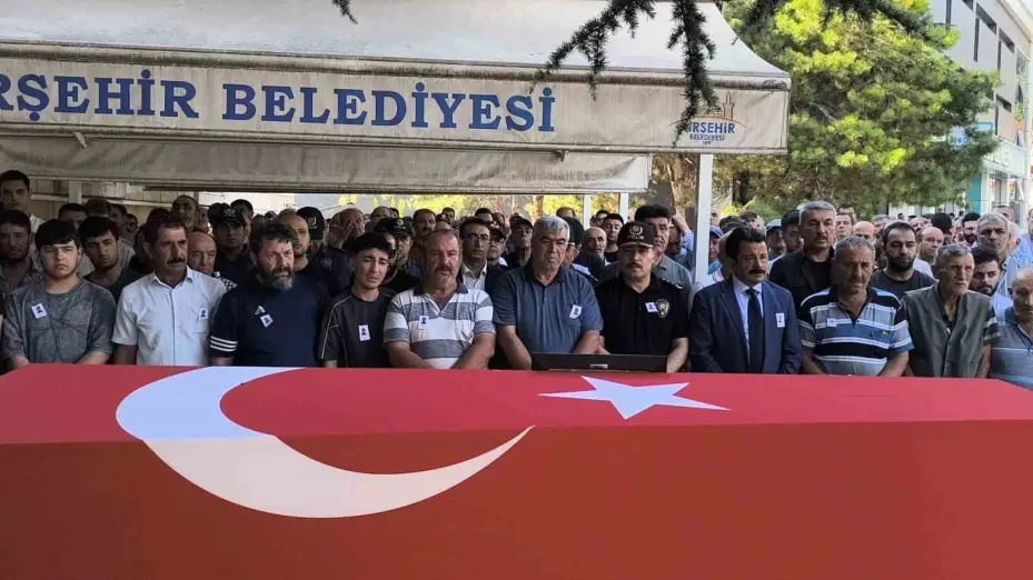 Bir aylık yaşam mücadelesini kaybeden polis memuru son yolculuğuna uğurlandı