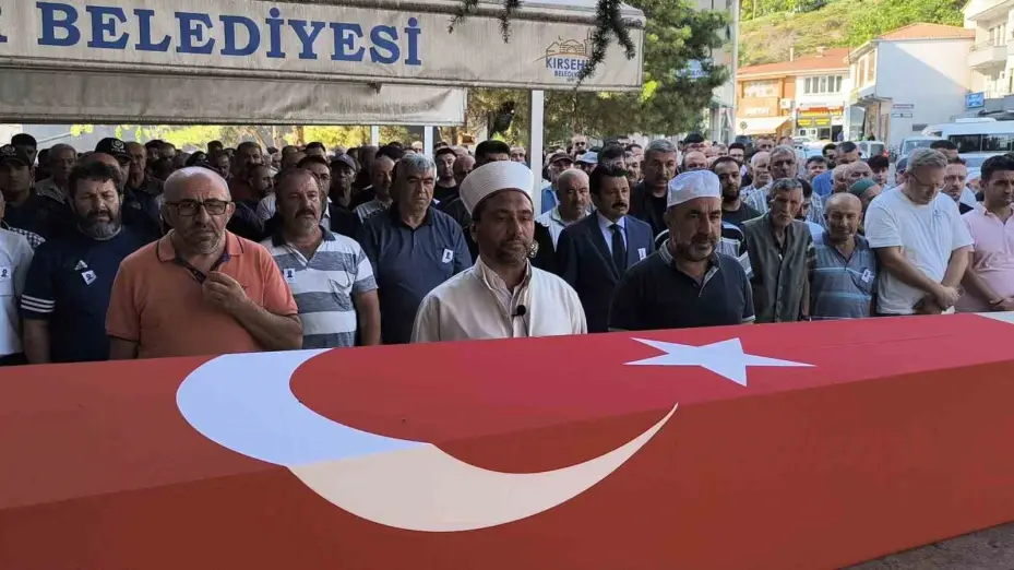 Bir aylık yaşam mücadelesini kaybeden polis memuru son yolculuğuna uğurlandı