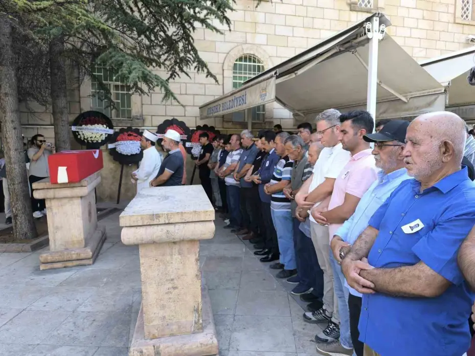 Bir aylık yaşam mücadelesini kaybeden polis memuru son yolculuğuna uğurlandı
