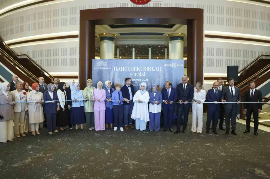 Emine Erdoğan, "Bahçedeki Sırlar" sergisinin açılışını yaptı