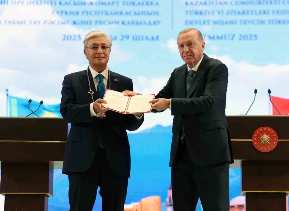 Cumhurbaşkanı Erdoğan tarafından Kazakistan Cumhurbaşkanı Tokayev’e Devlet Nişanı tevcih edildi