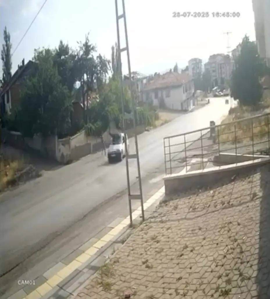Polisten kaçarken otomobilin altında kaldı
