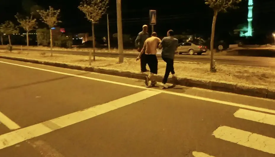Yarı çıplak alkollü şahıs, karayolunda araçların önüne atladı