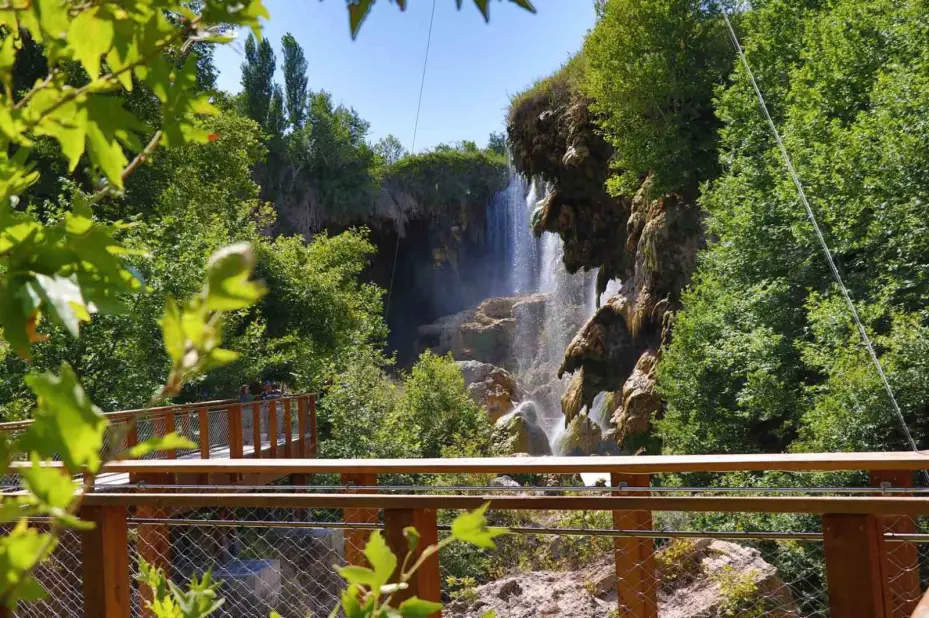 Konya’daki Yerköprü Şelalesi yaz sıcaklarında serinliğin adresi oluyor