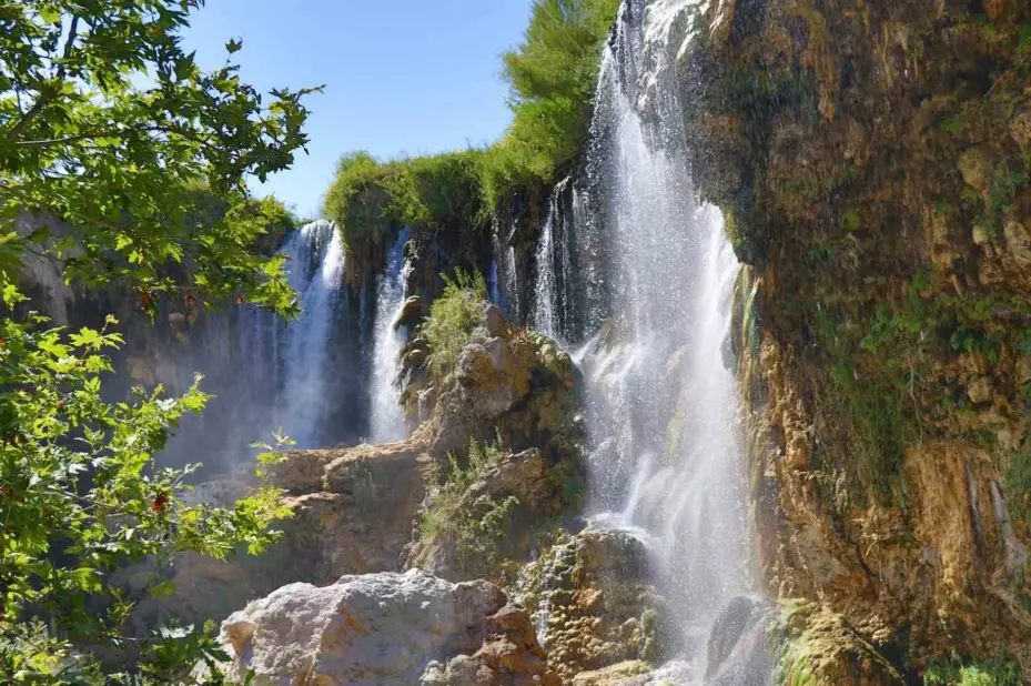Konya’daki Yerköprü Şelalesi yaz sıcaklarında serinliğin adresi oluyor