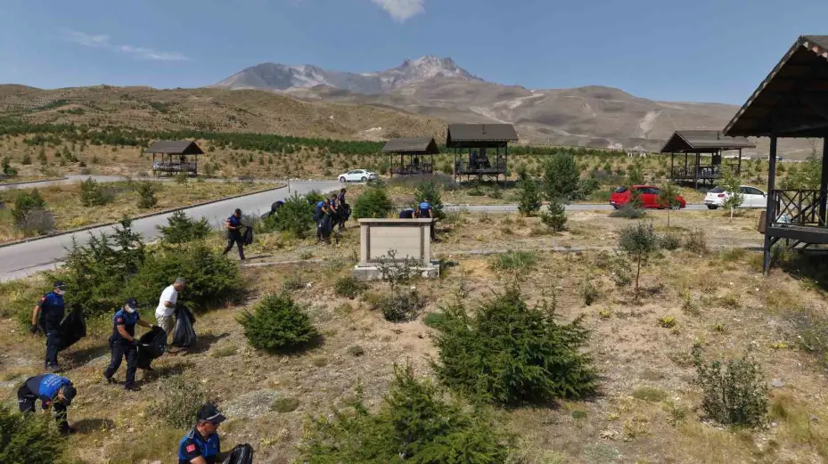 Büyükşehir Zabıta’dan Erciyes’te örnek temizlik ve farkındalık çalışması