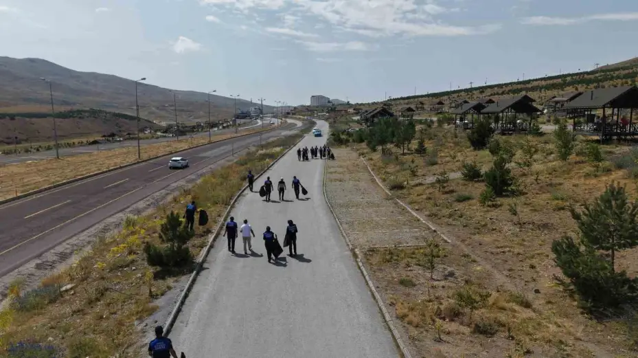 Büyükşehir Zabıta’dan Erciyes’te örnek temizlik ve farkındalık çalışması