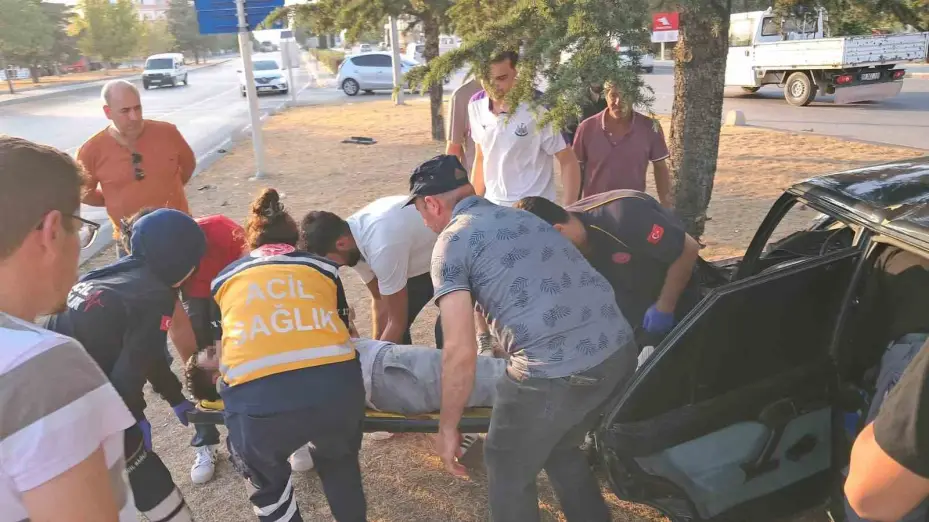Kontrolden çıkan Tofaş orta refüjdeki ağaca çarptı: 1 yaralı
