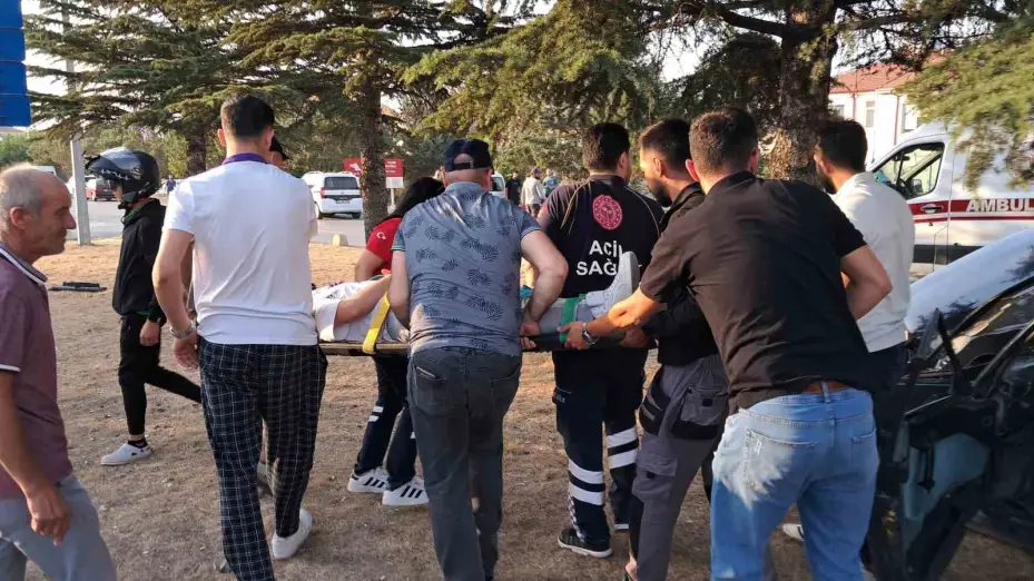 Kontrolden çıkan Tofaş orta refüjdeki ağaca çarptı: 1 yaralı