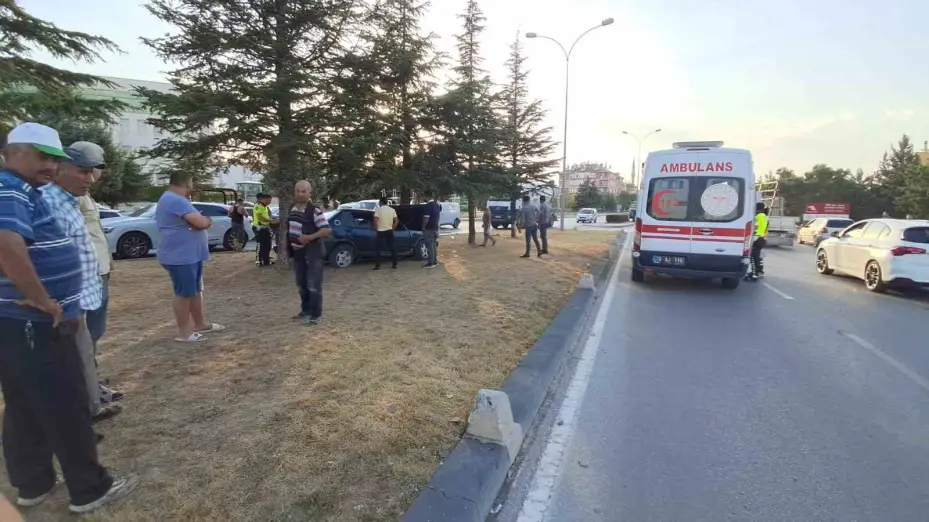 Kontrolden çıkan Tofaş orta refüjdeki ağaca çarptı: 1 yaralı