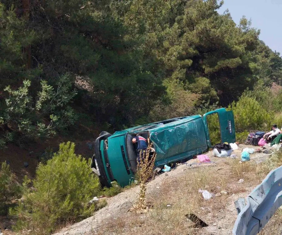 Sivas’ta yoldan çıkan minibüs takla attı: 13 yaralı