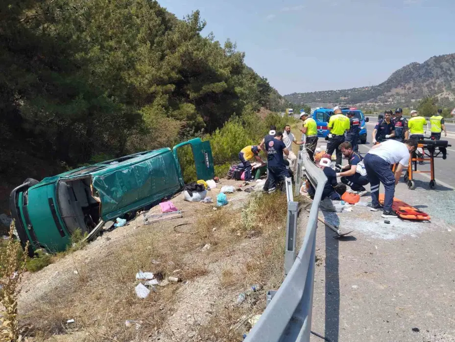 Sivas’ta yoldan çıkan minibüs takla attı: 13 yaralı