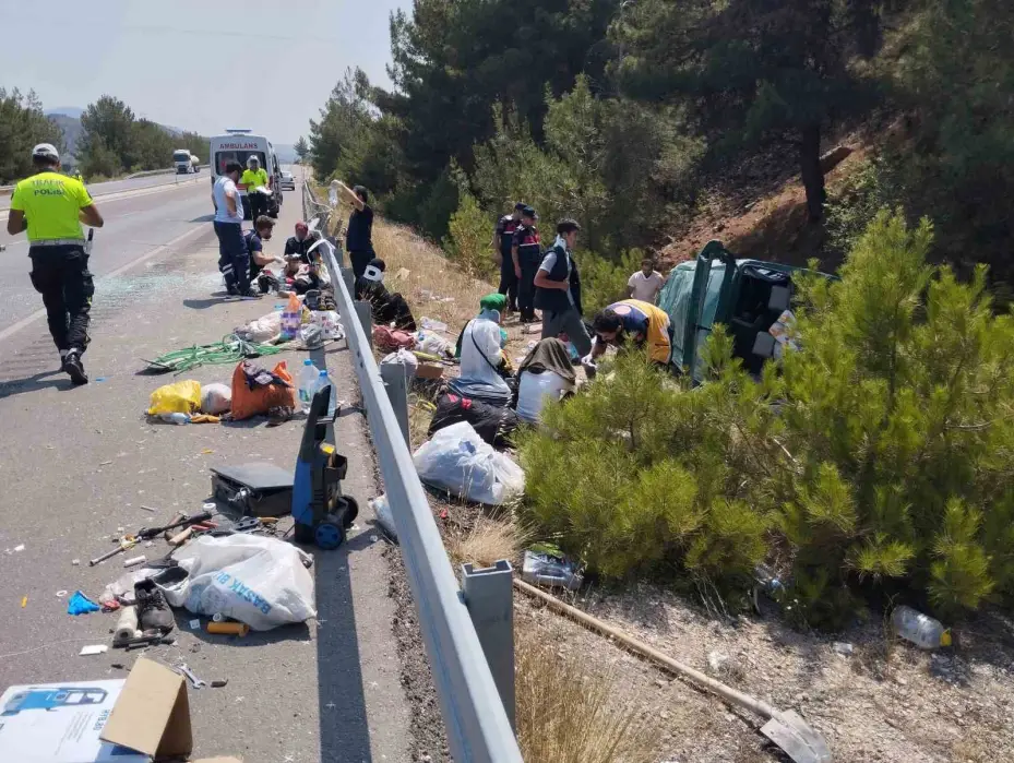 Sivas’ta yoldan çıkan minibüs takla attı: 13 yaralı