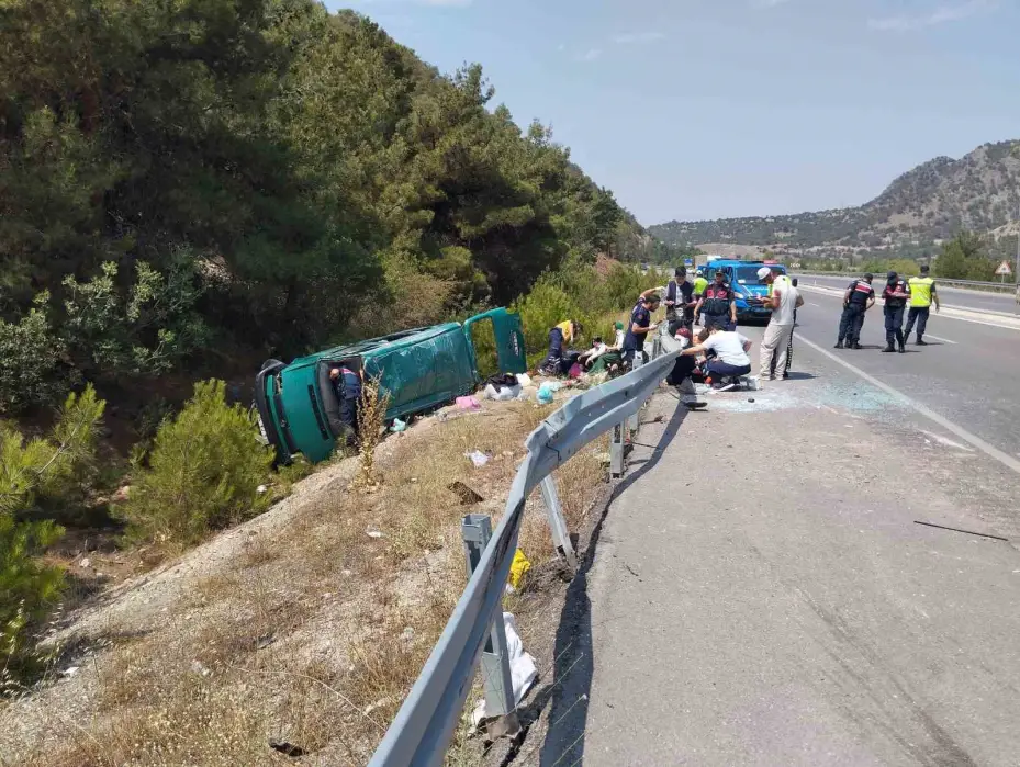 Sivas’ta yoldan çıkan minibüs takla attı: 13 yaralı