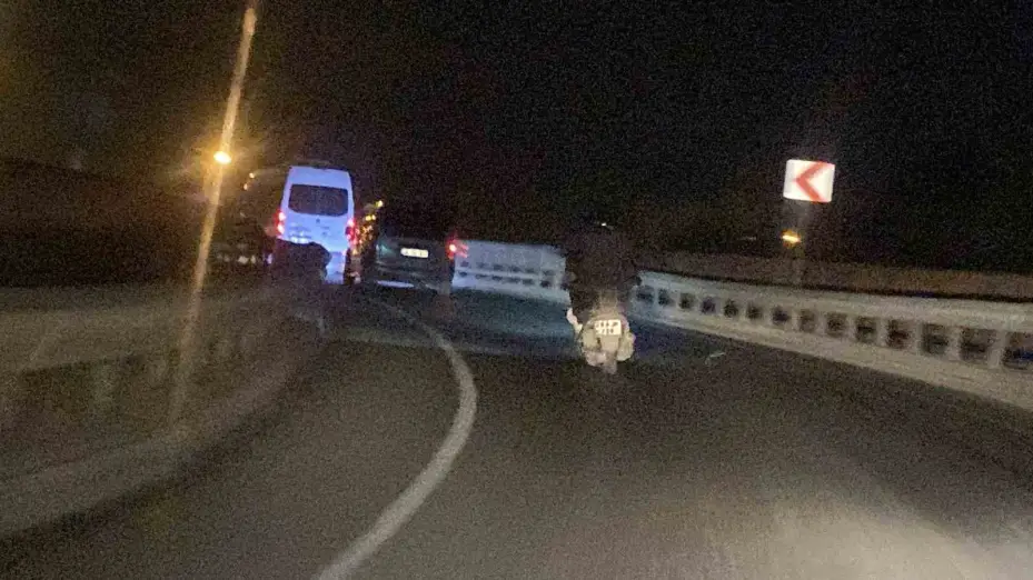 Arka ışıkları yanmayan motosikletli hem kendisini hem de trafiği tehlikeye düşürdü