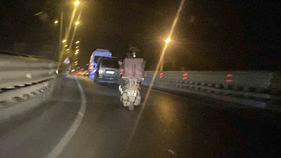 Arka ışıkları yanmayan motosikletli hem kendisini hem de trafiği tehlikeye düşürdü