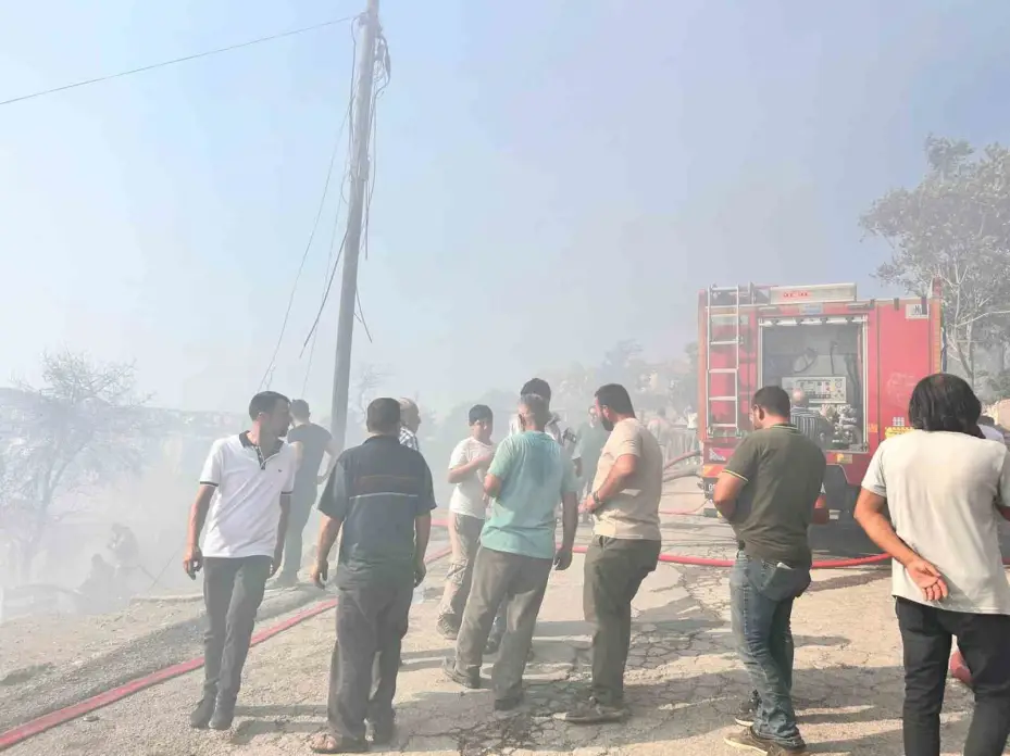 Ankara’da ağaçlık alanda çıkan yangın gecekondulara sıçradı