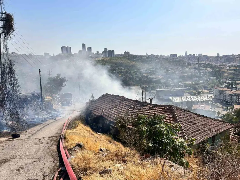 Ankara’da ağaçlık alanda çıkan yangın gecekondulara sıçradı
