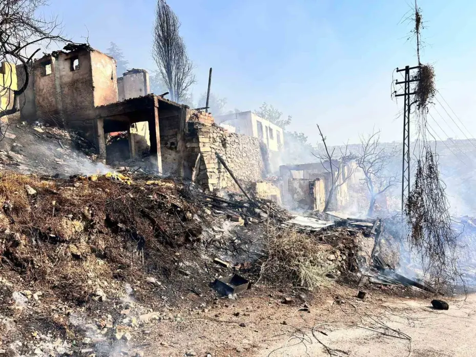 Ankara’da ağaçlık alanda çıkan yangın gecekondulara sıçradı