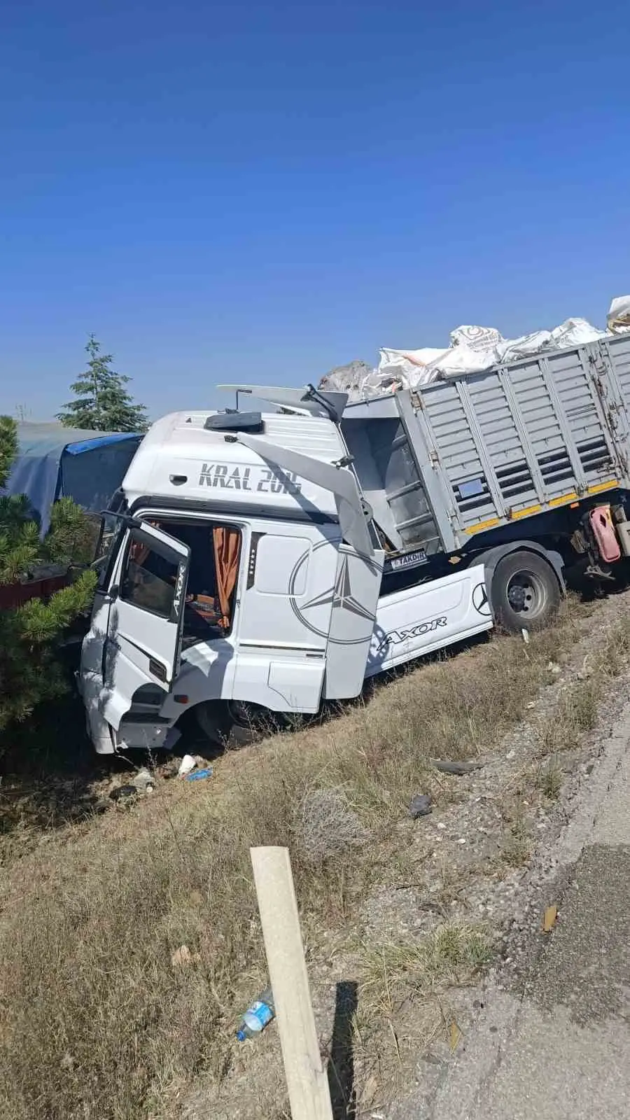 Tır kamyonete arkadan çarptı, 1 yaralı