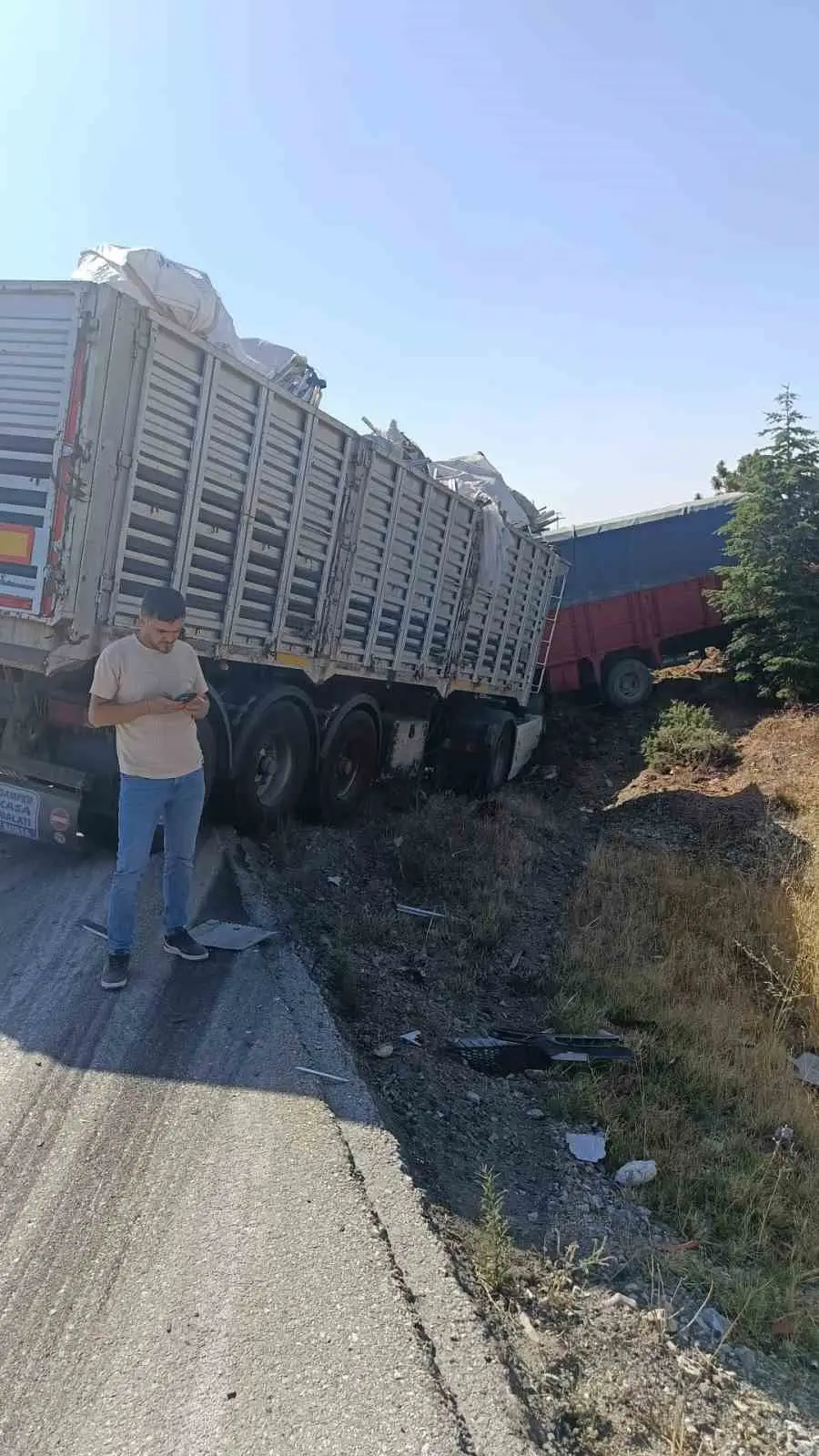 Tır kamyonete arkadan çarptı, 1 yaralı