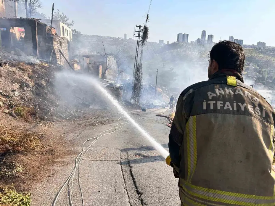 Ankara’da ağaçlık alanda çıkıp gecekondulara sıçrayan yangın söndürüldü