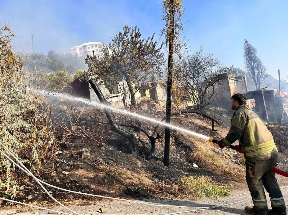 Ankara’da ağaçlık alanda çıkıp gecekondulara sıçrayan yangın söndürüldü