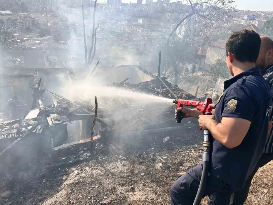 Ankara’da ağaçlık alanda çıkıp gecekondulara sıçrayan yangın söndürüldü