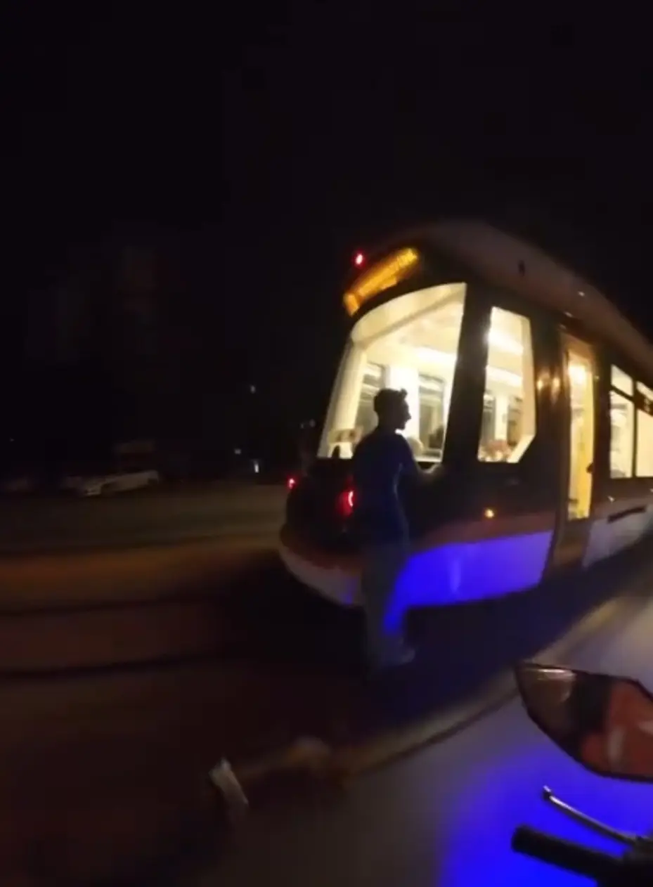 (ÖZEL) Seyir halindeki tramvaya asılarak paten kaydı, uyarıya "Zevkli oluyor" cevap verdi