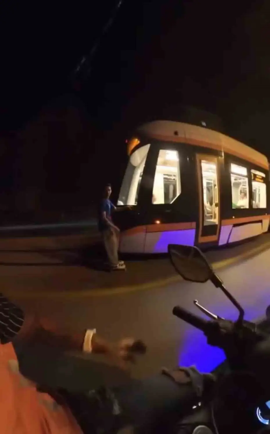 (ÖZEL) Seyir halindeki tramvaya asılarak paten kaydı, uyarıya "Zevkli oluyor" cevap verdi