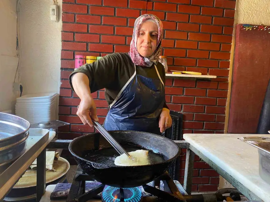 Bu lezzetin en önemli özelliği yağsız kıymadan ve ince hamurlu olması