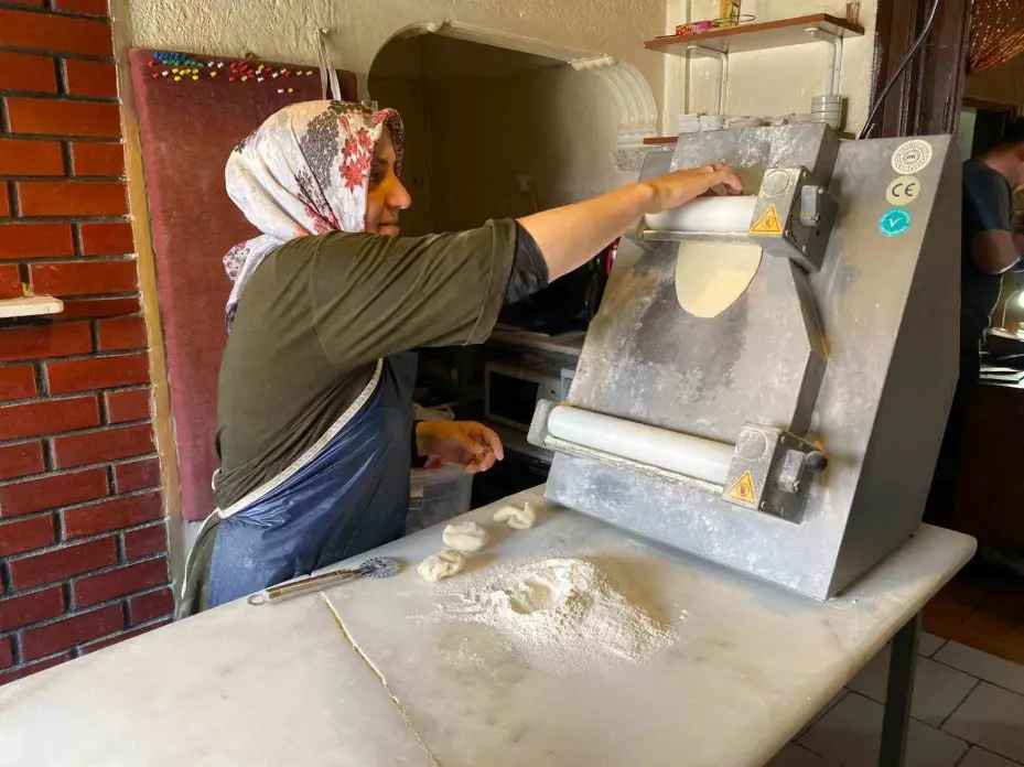 Bu lezzetin en önemli özelliği yağsız kıymadan ve ince hamurlu olması