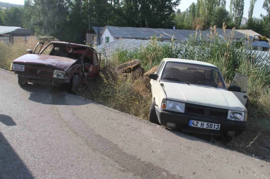 Otomobil emniyet şeridindeki otomobile çarptı: 2 yaralı