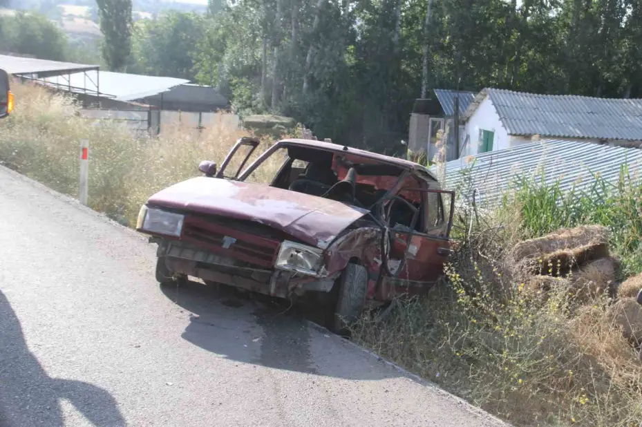 Otomobil emniyet şeridindeki otomobile çarptı: 2 yaralı