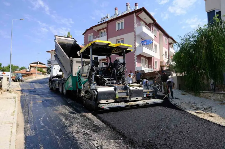 Akdağmadeni’nde cadde ve sokaklar sıcak asfalt ile yenileniyor