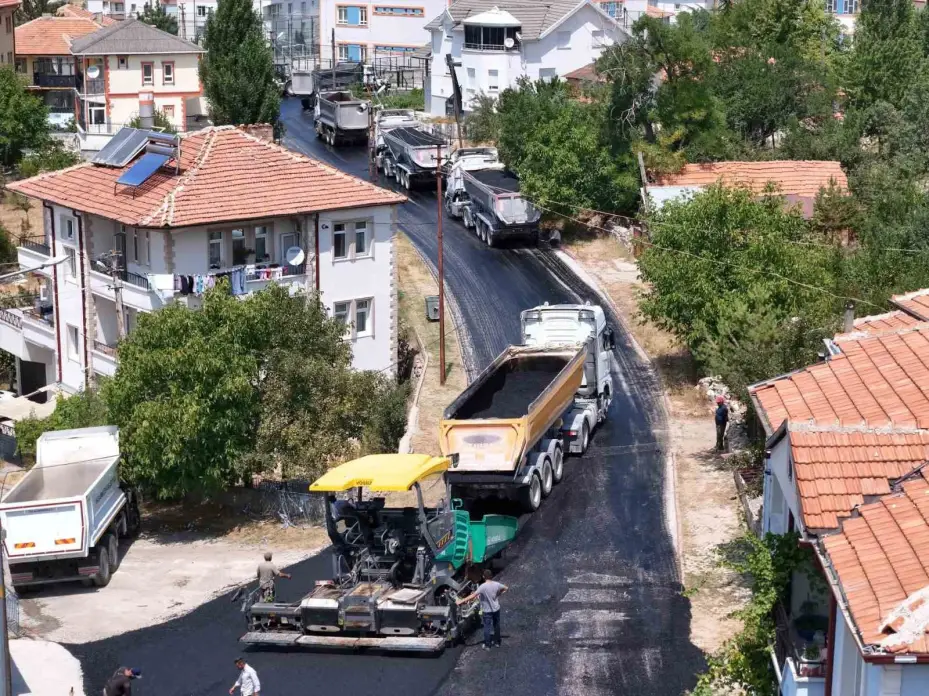 Akdağmadeni’nde cadde ve sokaklar sıcak asfalt ile yenileniyor