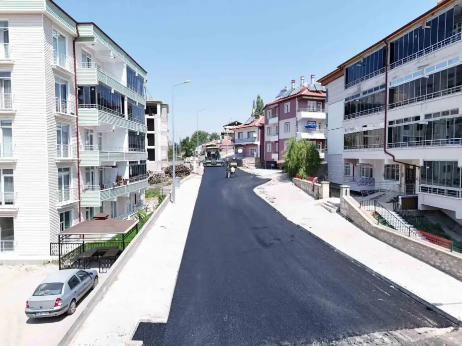 Akdağmadeni’nde cadde ve sokaklar sıcak asfalt ile yenileniyor