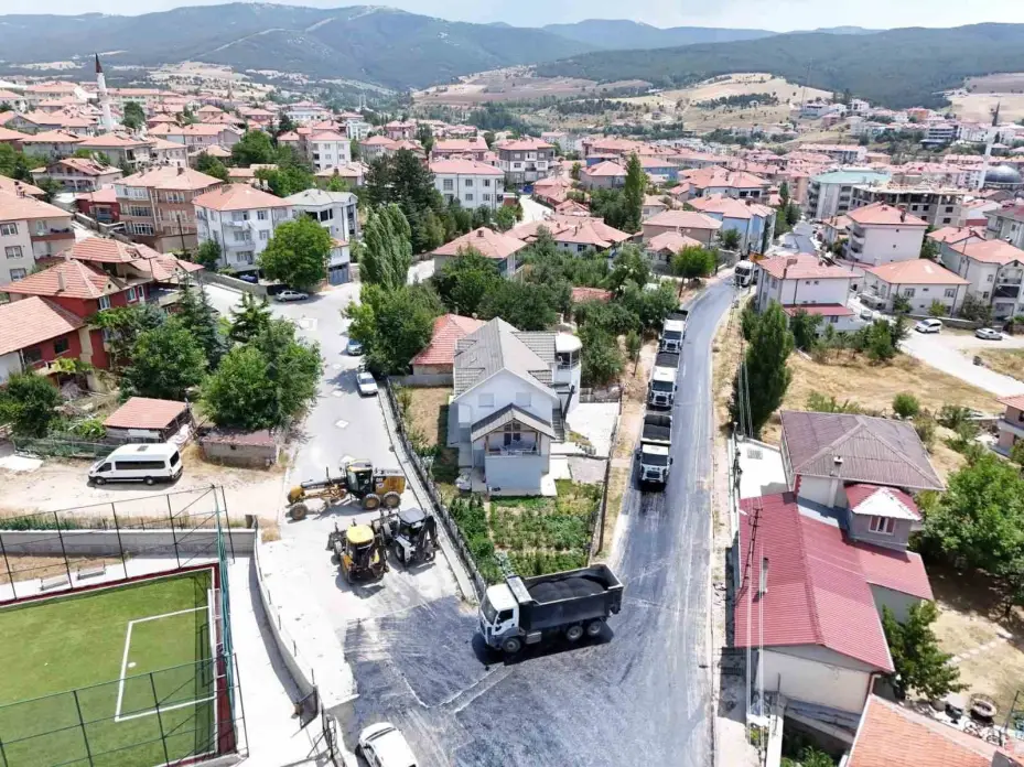 Akdağmadeni’nde cadde ve sokaklar sıcak asfalt ile yenileniyor
