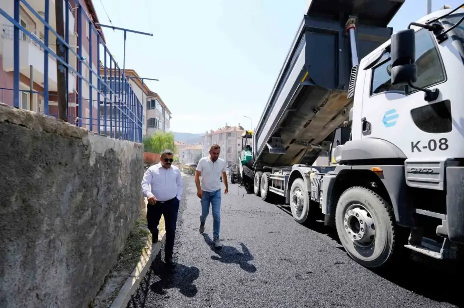Akdağmadeni’nde cadde ve sokaklar sıcak asfalt ile yenileniyor