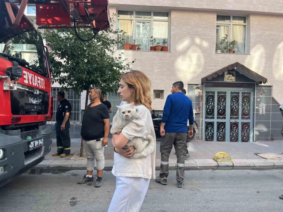Zemin dairede yangın çıktı, 4 katlı bina boşaltıldı