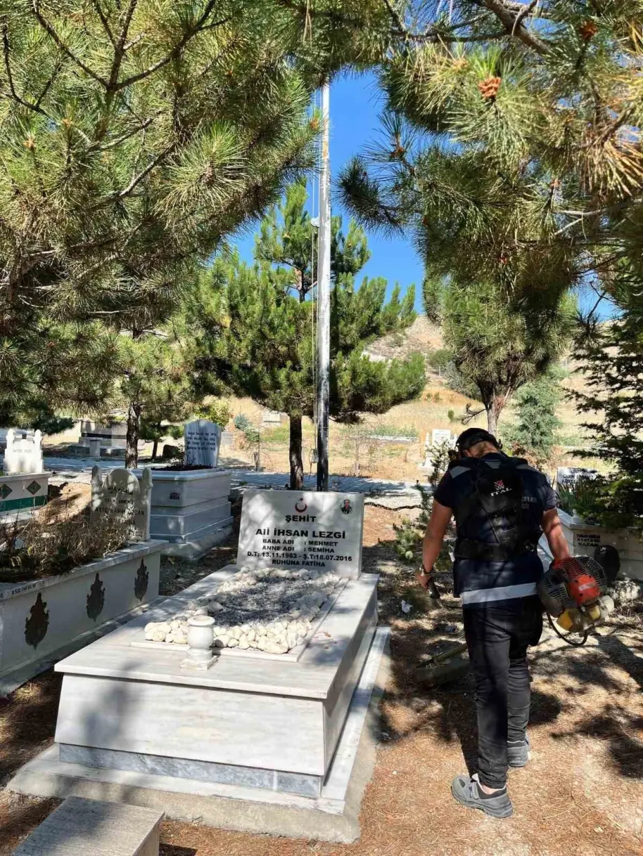 Şehit mezarlıklarına vefa dokunuşu
