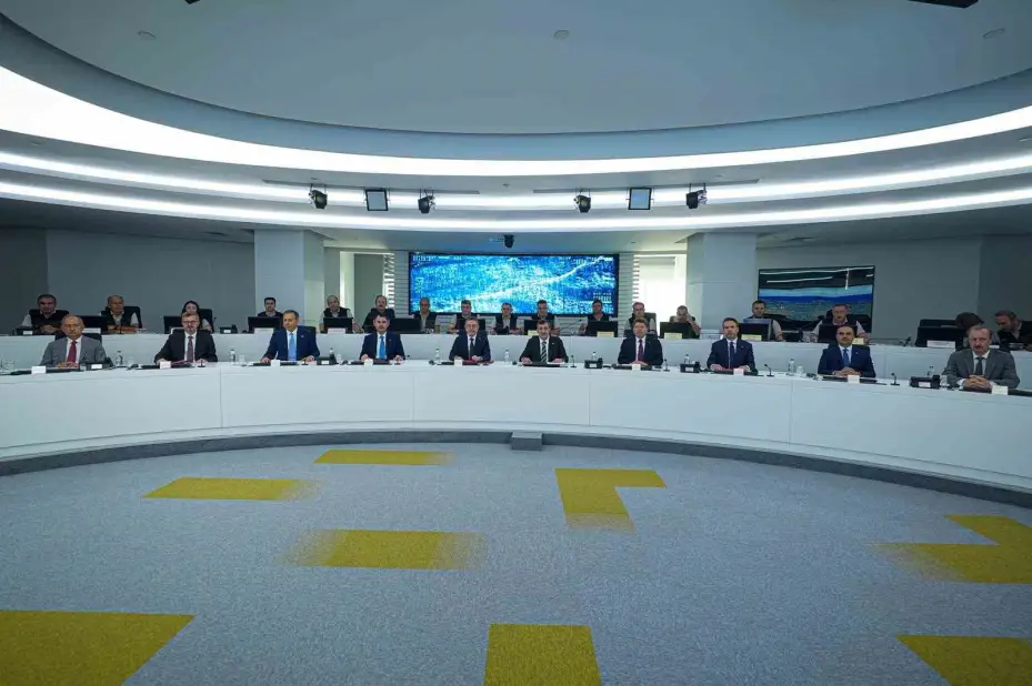 Yangın Yönetim Merkezi’ndeki toplantıda bakanlar orman yangınlarını ele aldı