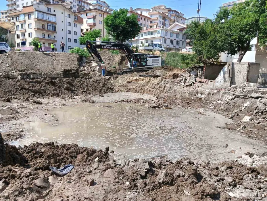 İş makinesi su borusunu patlattı: İstinat duvarı yıkıldı